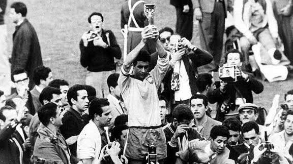 1962年世界杯，巴西队队长举起雷米特金杯