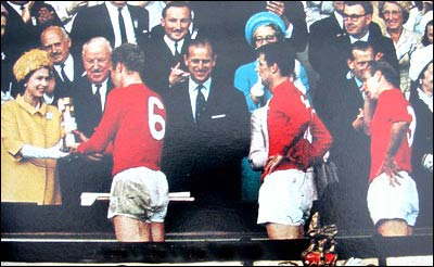 1966年世界杯冠军球队英格兰从英国女王伊丽莎白二世手中接过雷米特金杯