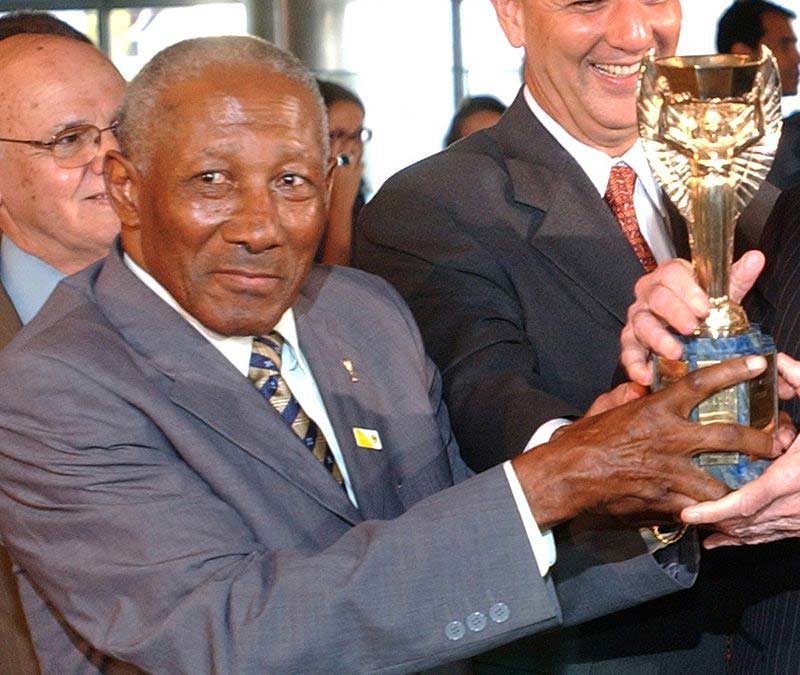 1958年世界杯冠军德扎马・桑托斯（Djalma Santos）拿着雷米特杯的复制品。