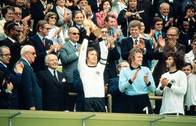 1974年德国世界杯老照片回顾 贝肯鲍尔成首位捧起大力神杯队长