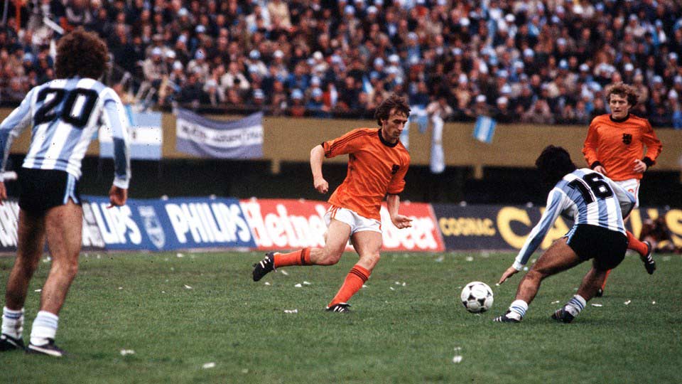 1978年世界杯决赛，阿根廷对阵荷兰，图为荷兰人罗伯-伦森布林克欲突破阿根廷的防守