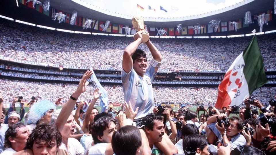 阿根廷队长“球王”马拉多纳举起冠军奖杯