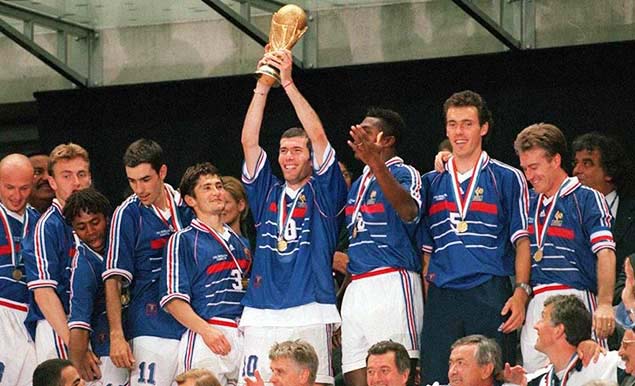 1998年世界杯精彩图片 东道主法国队首夺冠军奖杯