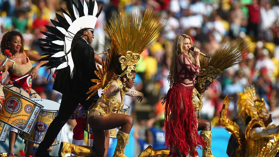 图为夏奇拉在巴西世界杯闭幕式上演唱一幕