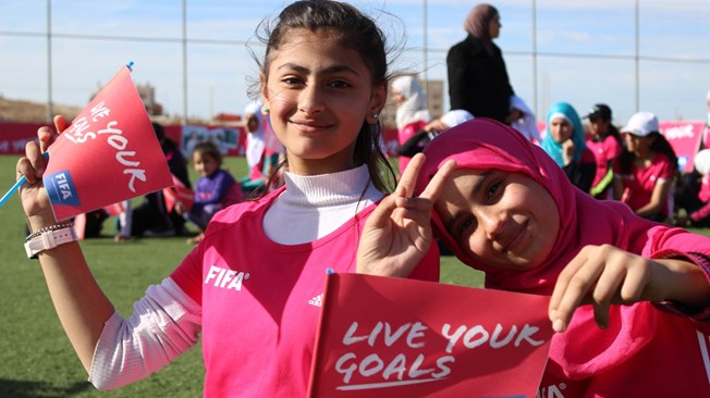 图为参加足球活动的约旦女孩，照片摄于2015年11月