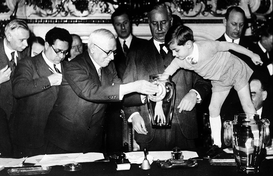 1938年世界杯的抽签全部由一名小朋友完成，时任国际足联主席雷米特先生的孙子伊夫-雷米特(Yves Rimet)抽出了所有的决赛阶段队伍，期间小朋友很享受的回答着记者们的提问，更高兴的是可以从各大代表团哪里收到不同的礼物