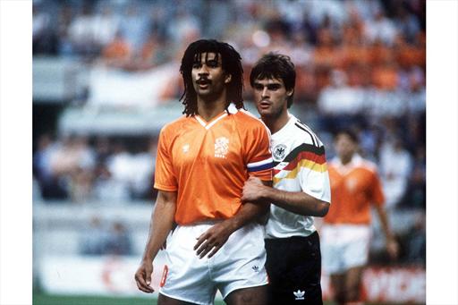 西德2：1荷兰，西德的托马斯·贝特霍尔德和荷兰的古力特（Ruud Gullit）