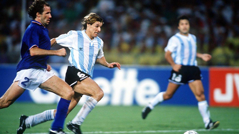 意大利的巴雷西（Franco Baresi）于阿根廷的卡尼吉亚（Claudio Caniggia）