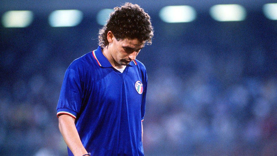 半决赛，意大利点球战2-3被阿根廷淘汰，巴乔（Roberto Baggio）垂头丧气